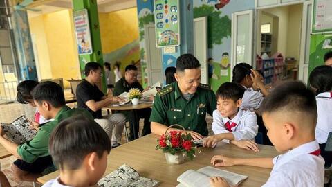 Tủ sách biên phòng gieo mầm văn hóa đọc cho học sinh vùng biên