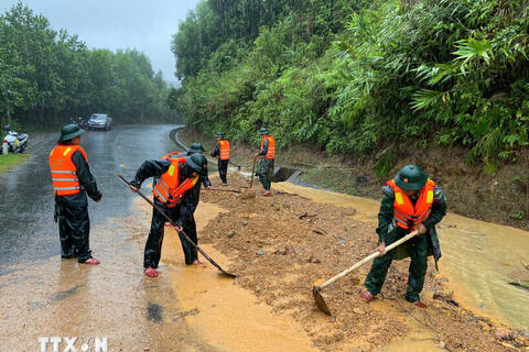 Thủ tướng yêu cầu tập trung ứng phó, khắc phục hậu quả bão số 10