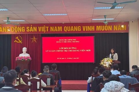 Khai mạc Lớp bồi dưỡng lý luận chính trị dành cho đảng viên mới