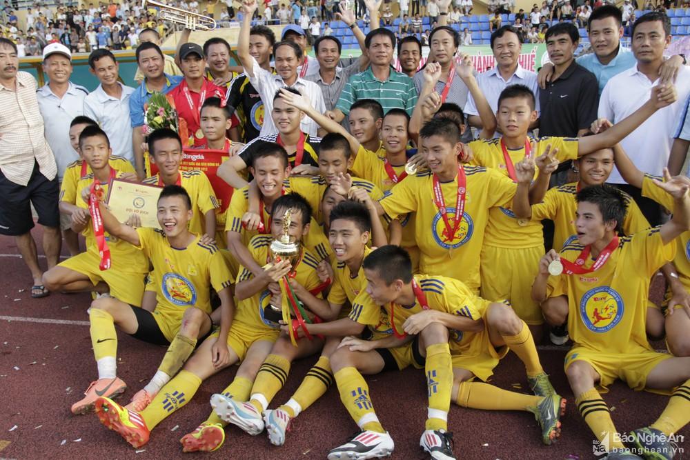 HLV Ngô Quang Trường: ‘SLNA sẽ chơi một thứ bóng đá đầy mạnh mẽ’
