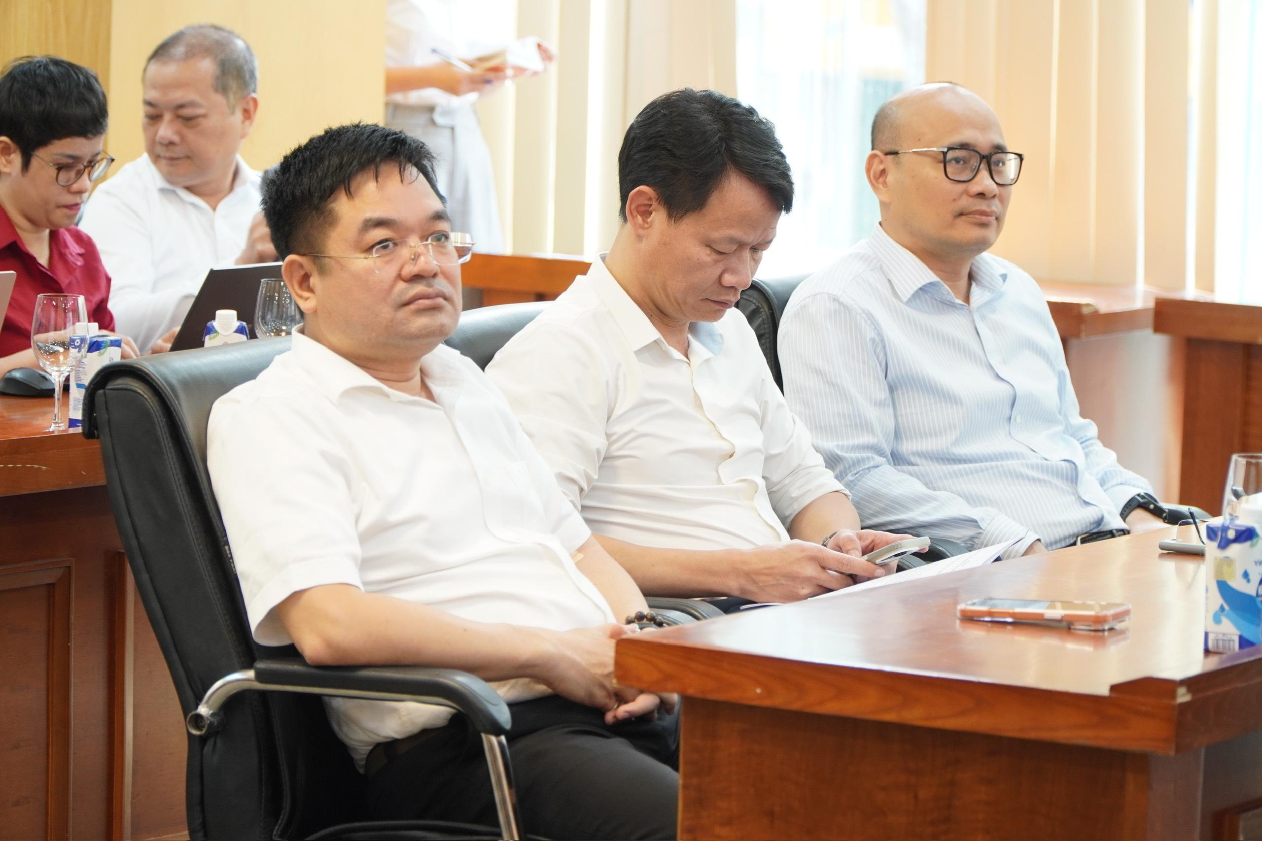 Tổng Biên tập Báo Công Thương Nguyễn Văn Minh dự họp báo.