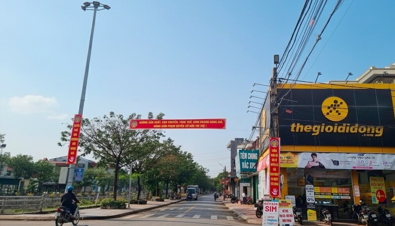 Các băng rôn Đội Quản lý thị trường số 10 được treo ở nhiều vị trí trung tâm, dễ được quan sát