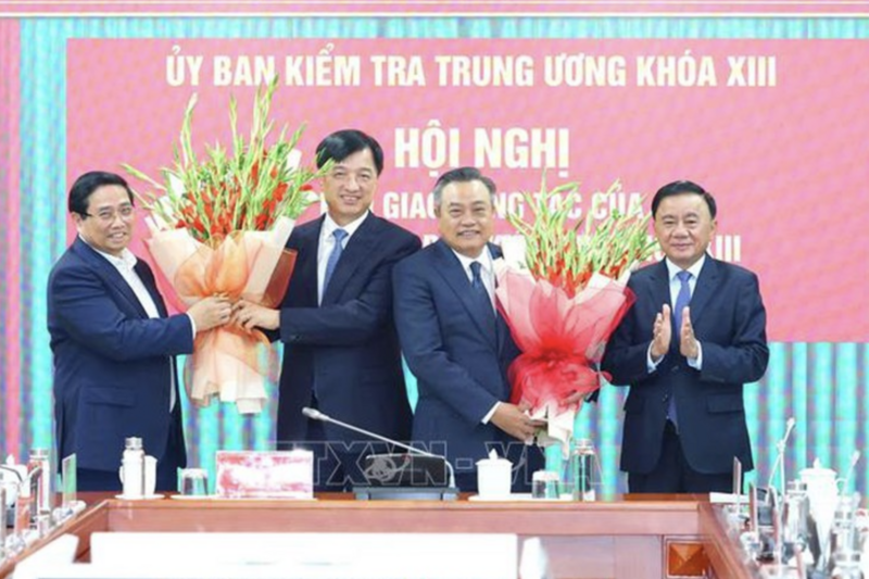 Thủ tướng Phạm Minh Chính và Thường trực Ban Bí thư Trần Cẩm Tú tặng hoa chúc mừng đồng chí Nguyễn Duy Ngọc và đồng chí Trần Sỹ Thanh. Ảnh: TTXVN