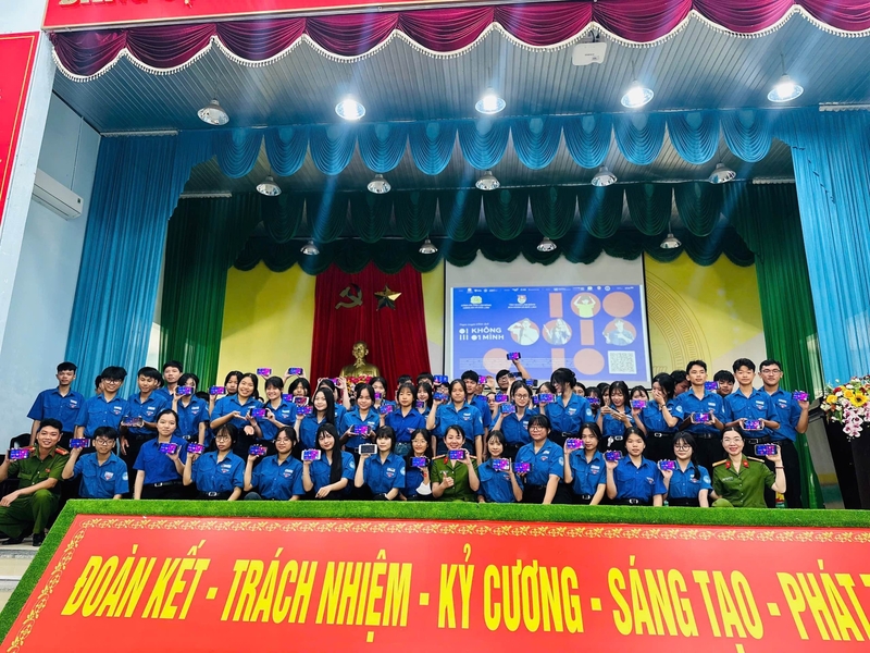 Các đoàn viên thanh niên hưởng ứng thay ảnh nền điện thoại. Ảnh: ĐVCC