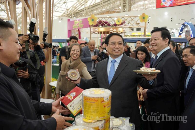 Thủ tướng Phạm Minh Chính thăm gian hàng Hà Tĩnh tại Hội chợ Mùa Xuân. Ảnh: Nam Long