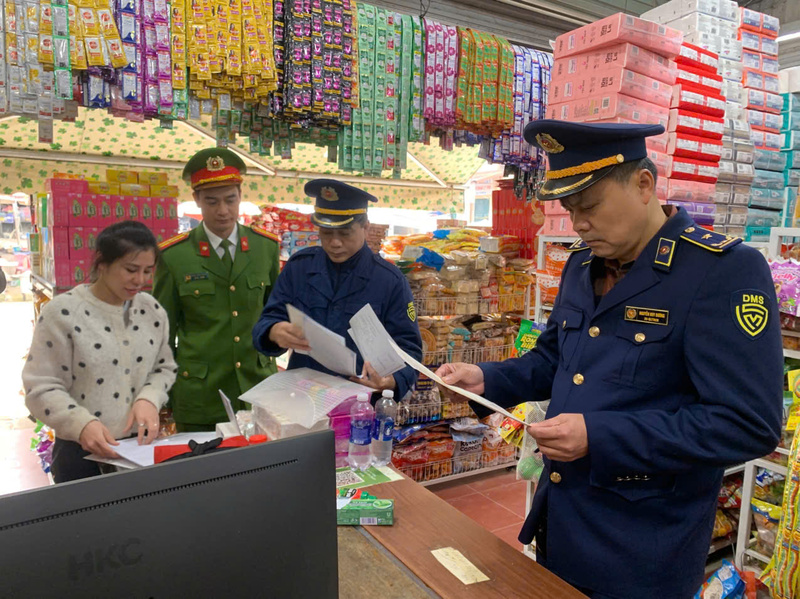 Đội Quản lý thị trường số 7 làm việc với tinh thần kiểm tra nghiêm túc, thực hiện trình tự, thủ tục hoạt động kiểm tra, xử lý vi phạm hành chính. Ảnh: langson.dms