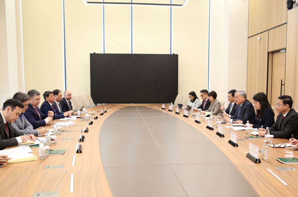 Hai bên thảo luận về các vấn đề hai bên cùng quan tâm như chính sách kiểm soát lạm phát, thị trường vàng, fintech, ngân hàng số, quản lý ngoại tệ, dòng vốn - Ảnh: VGP/Nguyễn Hoàng