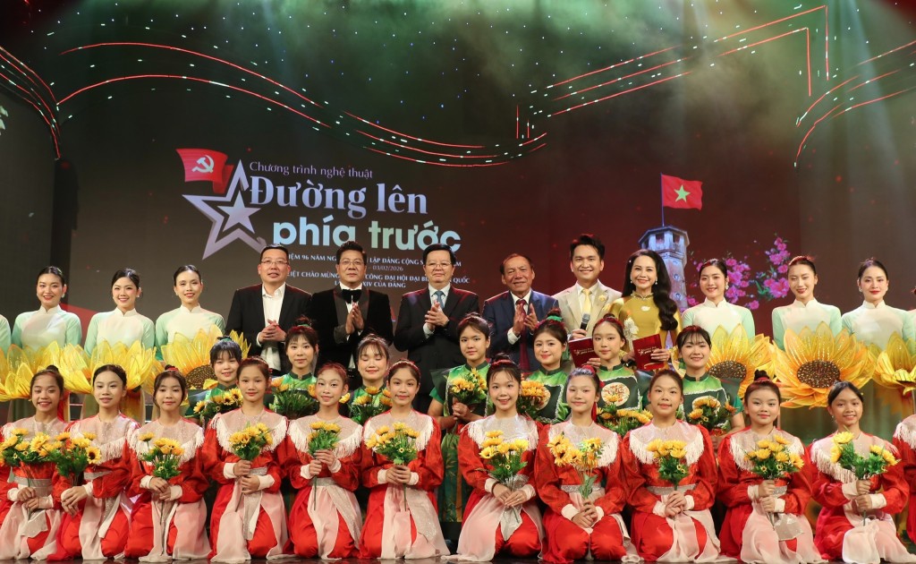 Các vị đại biểu chụp ảnh lưu niệm cùng nghệ sĩ tham gia chương trình