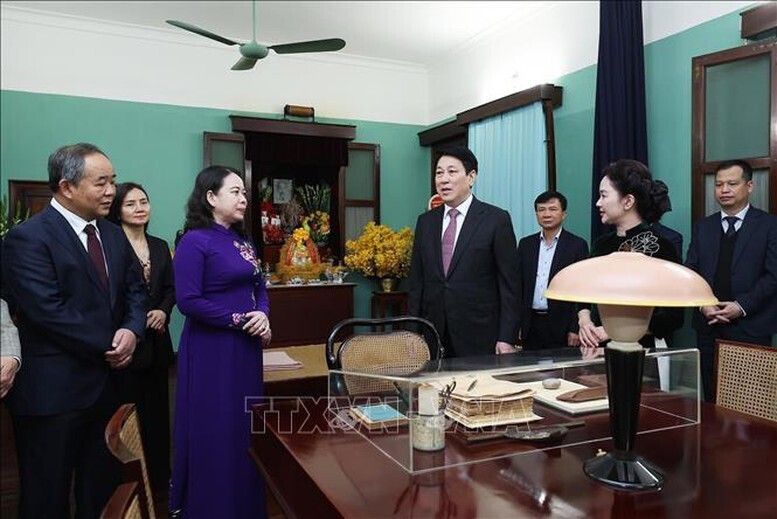 Chủ tịch nước Lương Cường, Phó Chủ tịch nước Võ Thị Ánh Xuân và các đại biểu tại Nhà 67, Khu Di tích Chủ tịch Hồ Chí Minh trong Phủ Chủ tịch