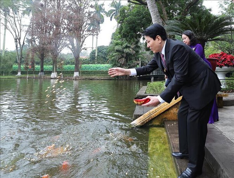 Chủ tịch nước Lương Cường và Phó Chủ tịch nước Võ Thị Ánh Xuân cho cá ăn tại Ao cá Bác Hồ, Khu Di tích Chủ tịch Hồ Chí Minh trong Phủ Chủ tịch