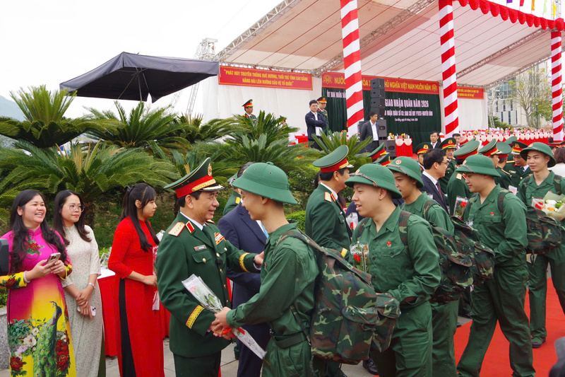 Đại tướng Phan Văn Giang, Ủy viên Bộ Chính trị, Phó Bí thư Quân ủy Trung ương, Bộ trưởng Bộ Quốc phòng tặng hoa cho các tân binh lên đường nhập ngũ.