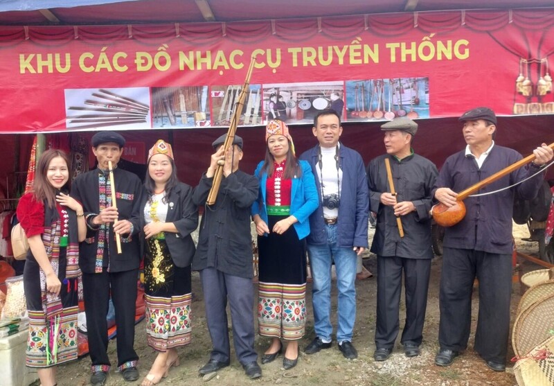 Rộn ràng chợ phiên xã Hùng Châu. Ảnh: ĐVCC