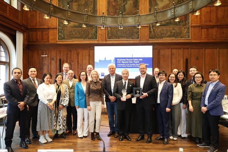 Đại sứ Nguyễn Đắc Thành và cán bộ Đại sứ quán chụp ảnh lưu niệm với các doanh nghiệp tham dự tọa đàm.