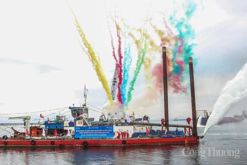 Nghi thức khởi công Lễ khởi công Dự án đầu tư xây dựng tổng thể Bến cảng container Liên Chiểu trên biển.