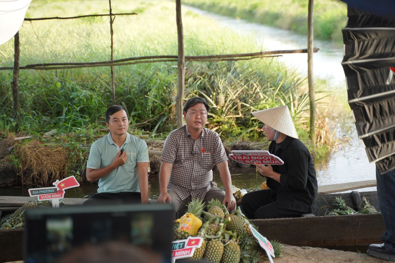 Anh Nguyễn Văn Kiên (ngoài cùng bên trái), đại diện Shiny Farm chia sẻ về việc bán dứa trên nền tảng TikTok Shop. Ảnh: TT