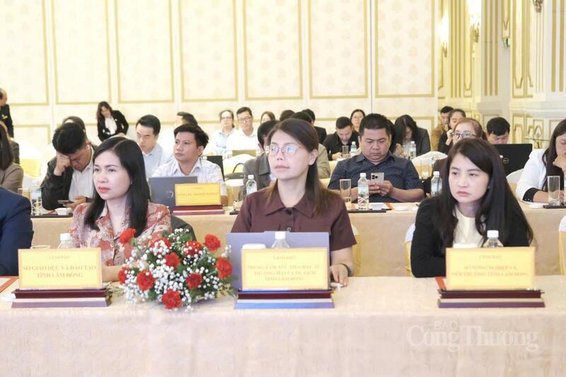 Đại diện lãnh đạo Sở Giáo dục và đào tạo; Sở Nông nghiệp và Môi trường; Trung tâm Xúc tiến Đầu tư, Thương mại và Du lịch tỉnh Lâm Đồng tại hội thảo. Ảnh: Lê Sơn