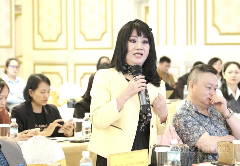 Bà Võ Thị Mai (kinh doanh mặt hàng thời trang tại Đà Lạt) trình bày ý kiến thảo luận tại hội thảo. Ảnh: Lê Sơn