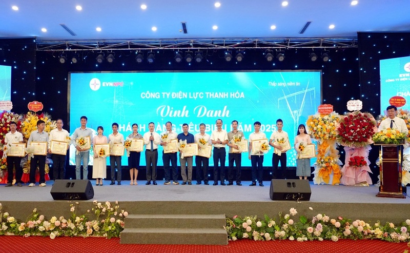 Ngày 21/4, Công ty Điện lực Thanh Hóa tổ chức Hội nghị “Cung ứng điện và Dịch vụ điện lực năm 2026”. Tại sự kiện này, Tổng công ty Điện lực miền Bắc đã khen thưởng 25 khách hàng tiêu biểu là các doanh nghiệp và cơ quan hành chính sự nghiệp điển hình trong công tác điều chỉnh phụ tải và sử dụng điện tiết kiệm, hiệu quả trong năm 2025. Ảnh: Hùng Mạnh