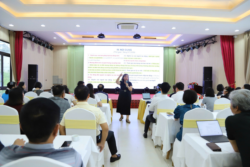 Tiến sĩ, Luật sư Đỗ Ngân Bình đã truyền đạt chuyên đề hướng dẫn áp dụng các văn bản pháp luật mới liên quan đến quyền và nghĩa vụ của người lao động.