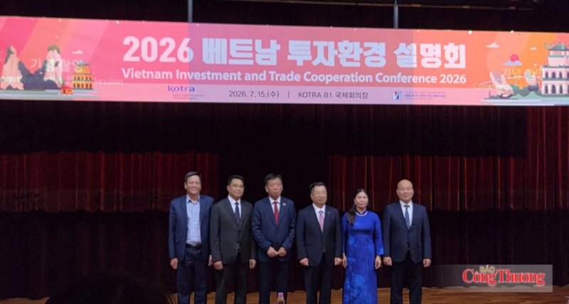 Đoàn lãnh đạo hai nước chụp ảnh kỷ niệm, theo thứ tự từ trái sang: ông Vũ Kim Cứ, Trưởng Ban Quản lý Khu kinh tế tỉnh Hưng Yên; ông Lê Quang Hòa, Phó Chủ tịch UBND tỉnh Hưng Yên; ông Vũ Hồ, Đại sứ Việt Nam tại Hàn Quốc; ông Ky Kang Kyung-sung, Chủ tịch kiêm Tổng giám đốc KOTRA; bà Trần Thị Tuyết Hương, Phó Chủ tịch HĐND tỉnh Hưng Yên, ông Vũ Bá Phú, Cục trưởng Cục Xúc tiến thương mại, Bộ Công Thương. Ảnh: Cục XTTM
