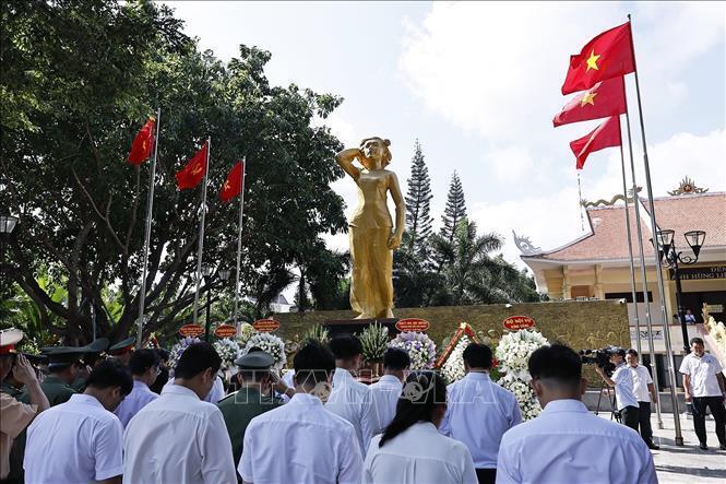 Chủ tịch Quốc hội Trần Thanh Mẫn dâng hương, dâng hoa tại Công viên Tượng đài, Nhà lưu niệm Anh hùng liệt sĩ Võ Thị Sáu. Ảnh: Doãn Tấn/TTXVN