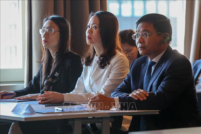 Phó Thủ tướng Chính phủ Nguyễn Văn Thắng cùng đoàn thăm và làm việc tại Quỹ đầu tư mạo hiểm Crypto Valley - Ảnh TTXVN