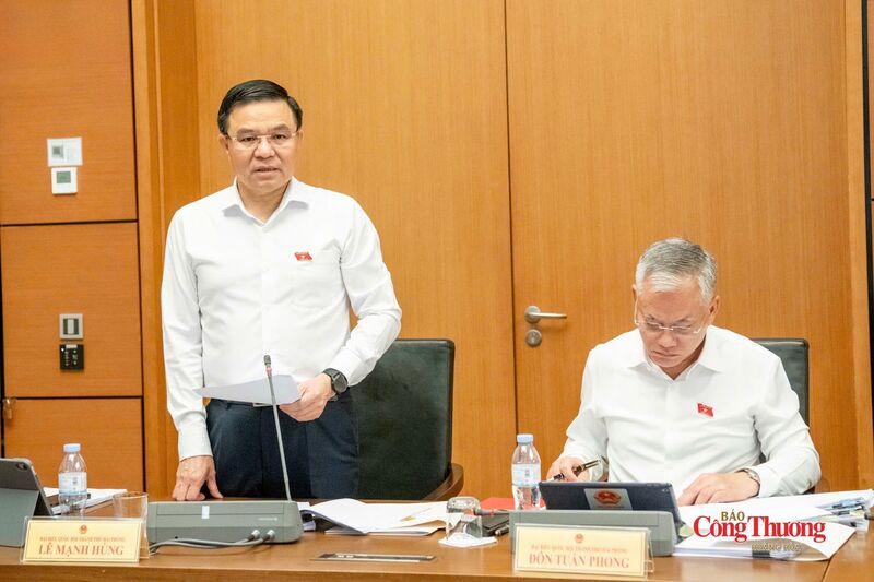 Bộ trưởng Bộ Công Thương Lê Mạnh Hùng, ĐBQH Đoàn thành phố Hải Phòng phát biểu thảo luận tại Tổ.