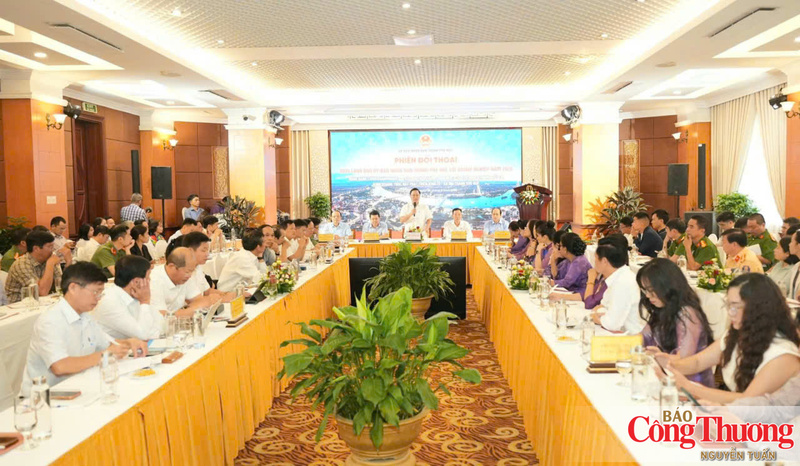 Toàn cảnh buổi đối thoại Lãnh đạo UBND thành phố Huế với các doanh nghiệp năm 2026.