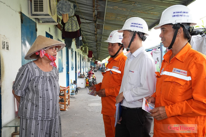 EVNHCMC phối hợp với chính quyền phường, xã kiểm tra và hướng dẫn người dân quản lý, sử dụng điện an toàn.