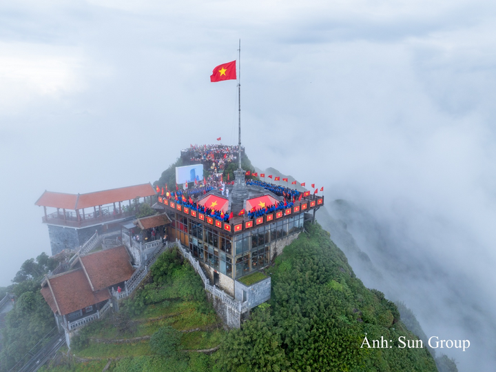 Lá cờ đỏ sao vàng tung bay trên nóc nhà Đông Dương.