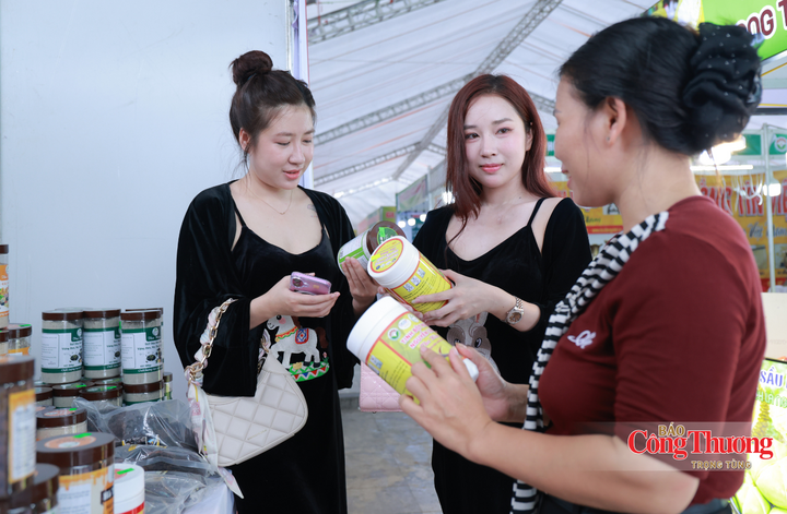 Chia sẻ về trải nghiệm tham quan và mua sắm tại không gian trưng bày, chị Khánh Linh, trú tại phường Thành Sen (Hà Tĩnh) bày tỏ sự ấn tượng sâu sắc đối với bước tiến vượt bậc của hàng hóa nội tỉnh. “Các sản phẩm công nghiệp nông thôn, đặc biệt là nhóm nông sản và thủ công mỹ nghệ của Hà Tĩnh năm nay không chỉ giữ vững được hương vị, bản sắc truyền thống mà còn có thiết kế bao bì hiện đại, bắt mắt cùng tem nhãn truy xuất nguồn gốc minh bạch”, chị bày tỏ.
