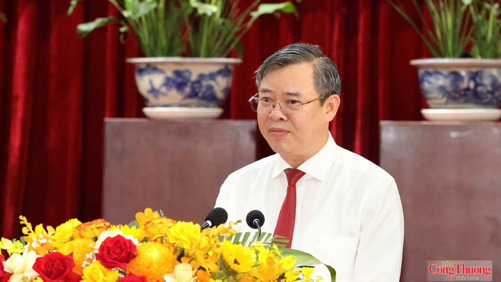 Ông Trương Cảnh Tuyên - Chủ tịch UBND TP. Cần Thơ phát biểu ôn lại truyền thống tại buổi họp mặt.