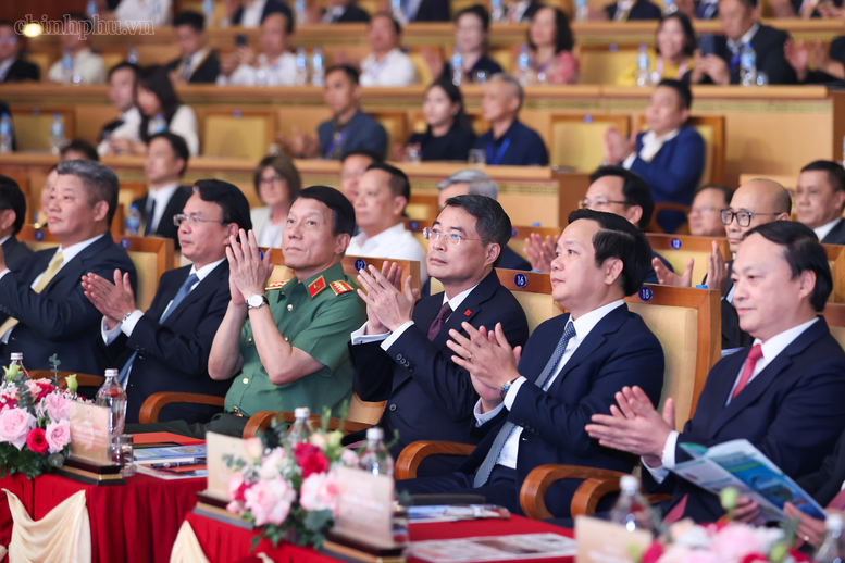 Thủ tướng: Hưng Yên cần quyết tâm cao nhất để sớm trở thành thành phố trực thuộc Trung ương trước năm 2030 - 2