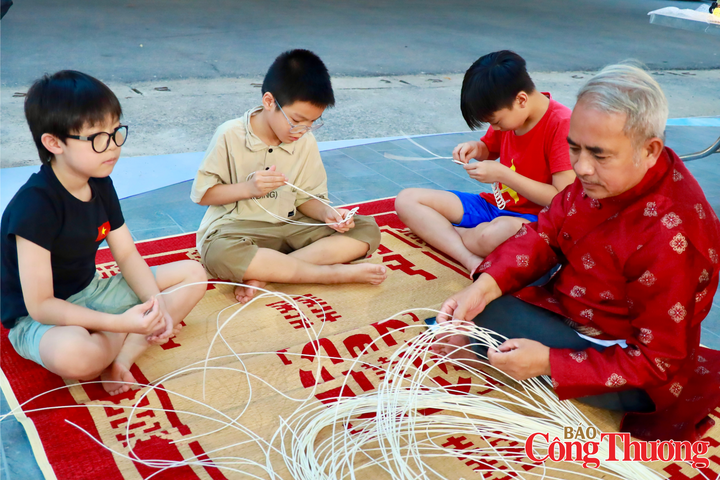 Các em nhỏ hào hứng trải nghiệm đan mây tre dưới sự hướng dẫn của ông Nguyễn Văn Tĩnh.