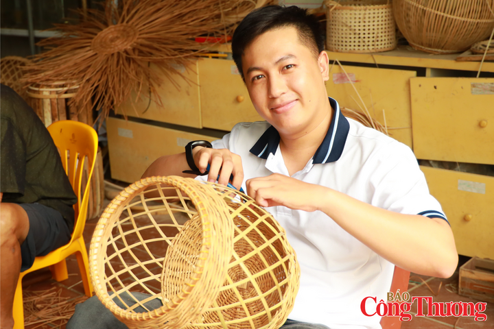 Anh Phạm Thành Quy trực tiếp theo dõi các công đoạn và kiểm nghiệm sản phẩm chao đèn. Ảnh: Thanh Huyền