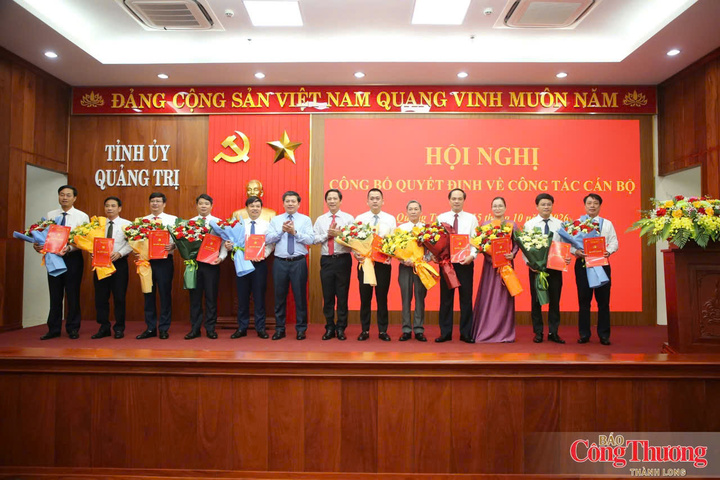Phó Bí thư Thường trực Tỉnh ủy Quảng Trị Trần Vũ Khiêm chúc mừng các cán bộ được điều động