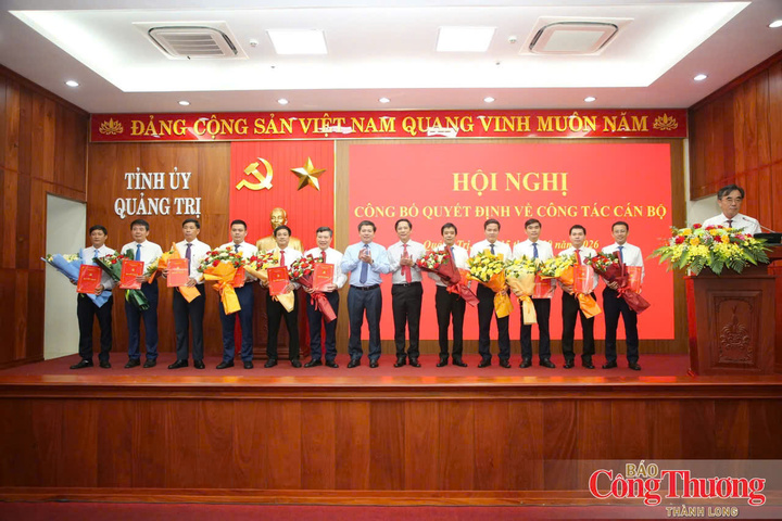 Phó Bí thư Thường trực Tỉnh ủy Quảng Trị Trần Vũ Khiêm chúc mừng các cán bộ được điều động