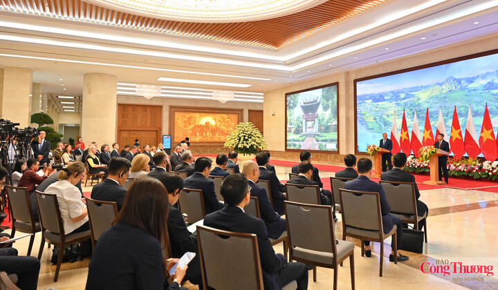 Thủ tướng Lê Minh Hưng và Thủ tướng Cộng hòa Ba Lan Donald Tusk tại cuộc gặp gỡ báo chí.