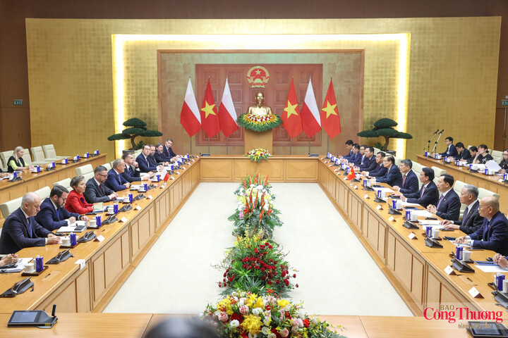 Sau lễ đón, hai Thủ tướng có cuộc gặp hẹp trước khi dẫn đầu đoàn cấp cao hai nước tiến hành hội đàm nhằm đánh giá kết quả hợp tác giữa hai nước thời gian qua và thảo luận, thống nhất các phương hướng hợp tác thời gian tới.
