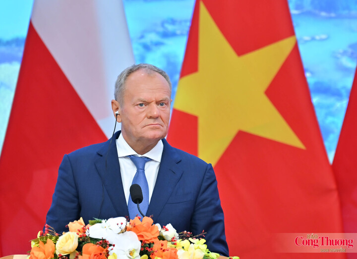 Thủ tướng Cộng hòa Ba Lan Donald Tusk phát biểu tại buổi gặp gỡ báo chí hai nước.