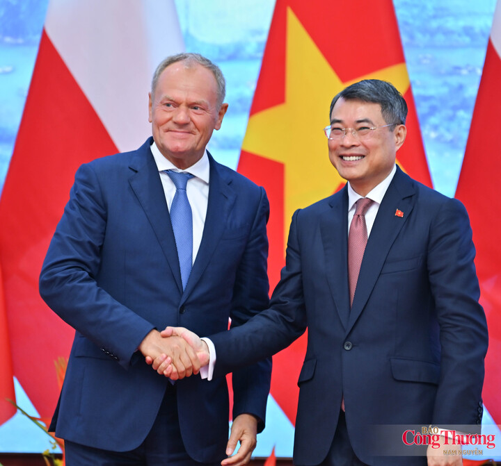 Thủ tướng Lê Minh Hưng và Thủ tướng Ba Lan Donald Tusk chụp ảnh chung sau cuộc gặp gỡ báo chí để thông tin về kết quả hội đàm.