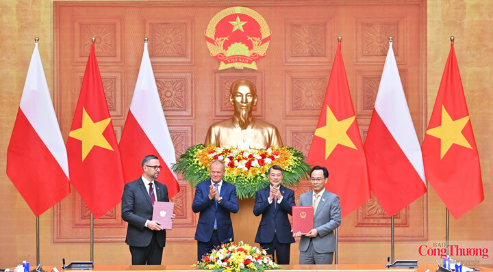 Thủ tướng Lê Minh Hưng và Thủ tướng Donald Tusk, lãnh đạo các bộ, ngành hai nước đã trao đổi văn kiện Thỏa thuận hợp tác giữa Bộ Giáo dục và Đào tạo Việt Nam với Bộ Khoa học và Giáo dục đại học Ba Lan về hợp tác trong lĩnh vực giáo dục đại học và nghiên cứu khoa học.