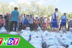 Trao quà cho hộ khó khăn vượt qua Covid-19 | THDT