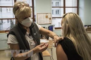 Mỹ: CDC thúc giục người dân tiêm phòng cả COVID-19 và cúm mùa