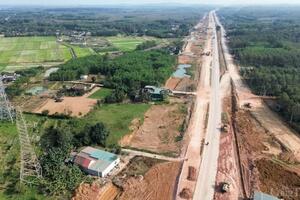Cận cảnh dự án cao tốc đoạn qua Quảng Bình - Quảng Trị trước ngày thông xe
