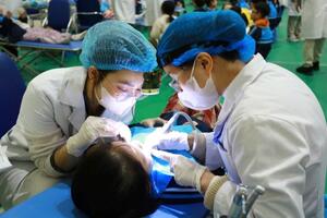 Chăm sóc sức khoẻ nha học đường cho 1.300 học sinh