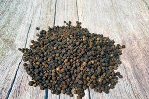 Giá tiêu giữ mức 142.000 đồng/kg, nông dân vẫn có tâm lý trữ hàng