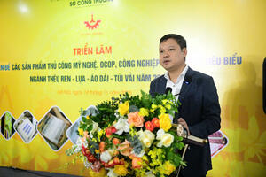 Khai mạc triển lãm chuyên đề ngành thêu ren, lụa, áo dài, túi vải 2025