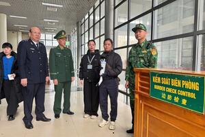 Bắt giữ vụ vận chuyển trái phép trang sức bạc qua biên giới