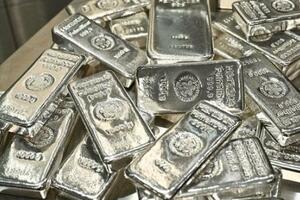 Giá bạc hôm nay 2/2/2026: Bạc lao dốc